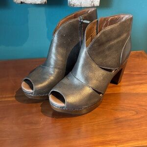 Stylish Metalic Peep-Toe Ankle Boots